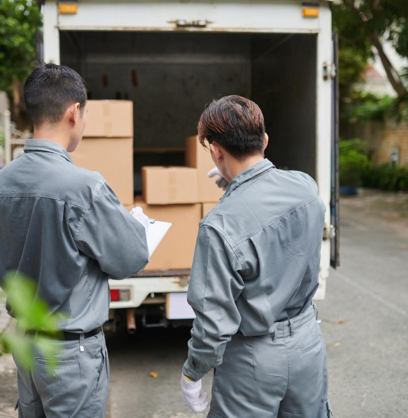 Professional long distance movers near me in Austin, TX preparing household belongings for transport